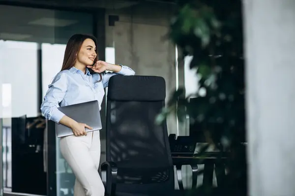Junge Geschäftsfrau Steht Mit Laptop Büro — Stockfoto