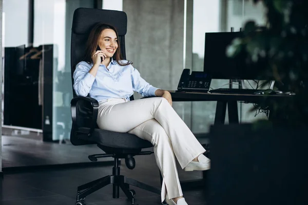 Mujer Negocios Sentada Silla Hablar Por Teléfono Oficina — Foto de Stock
