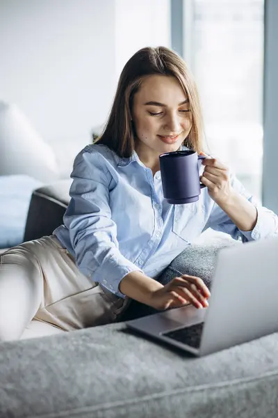 Bizneswoman Pracująca Laptopie Pijąca Kawę — Zdjęcie stockowe