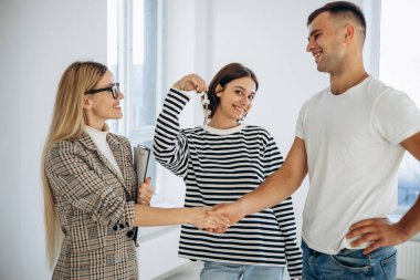 Emlakçı ile genç bir aile yeni bir ev satın alıyor.