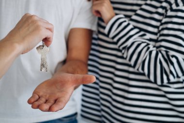Emlakçı ile genç bir aile yeni bir ev satın alıyor.