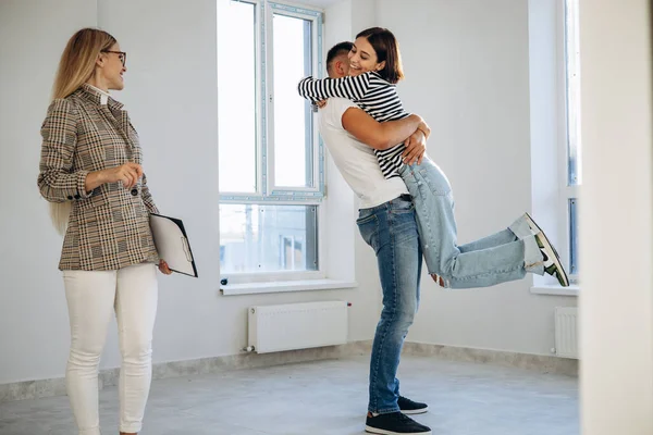 Junge Familie Mit Makler Kauft Ein Neues Haus — Stockfoto