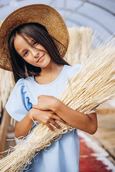 Cute Little Girl Gospodarstwa Bukiet Słomek — Zdjęcie stockowe
