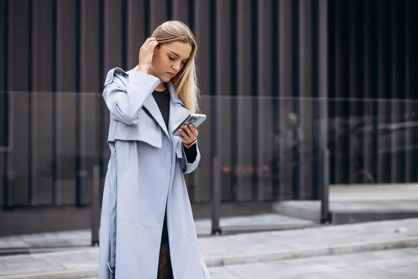 Jonge Aantrekkelijke Vrouw Blauwe Jas Praten Aan Telefoon — Stockfoto