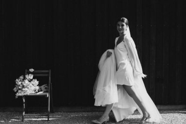 Genç gelinin sabah hazırlıkları.