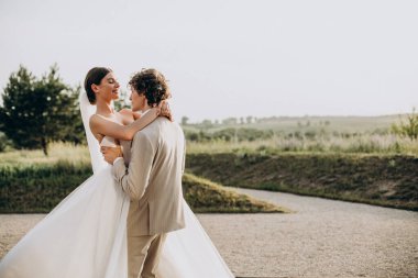 Düğünlerinde genç bir çift