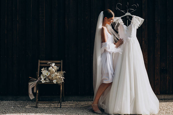 Утренняя подготовка молодой женщины невесты будет