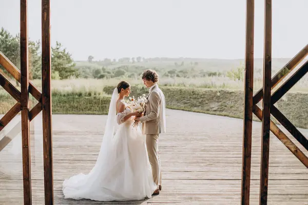 Düğünlerinde Genç Bir Çift — Stok fotoğraf