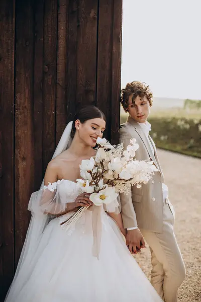 結婚式の若い結婚式のカップル — ストック写真