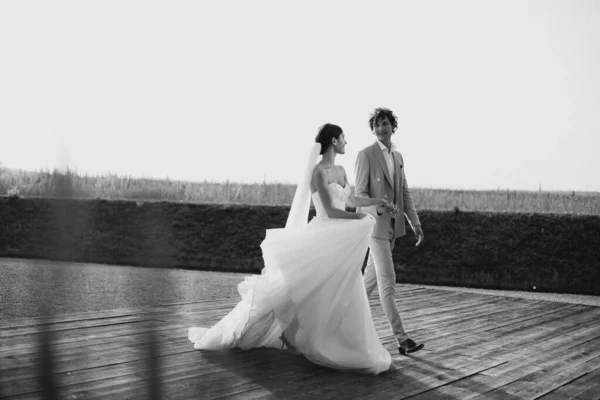 Düğünlerinde Genç Bir Çift — Stok fotoğraf