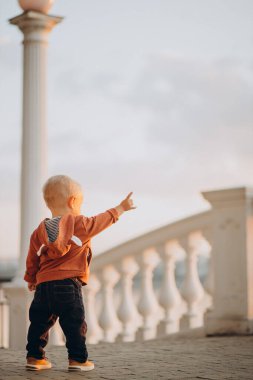 Sonbahar parkında küçük şirin bir çocuk.