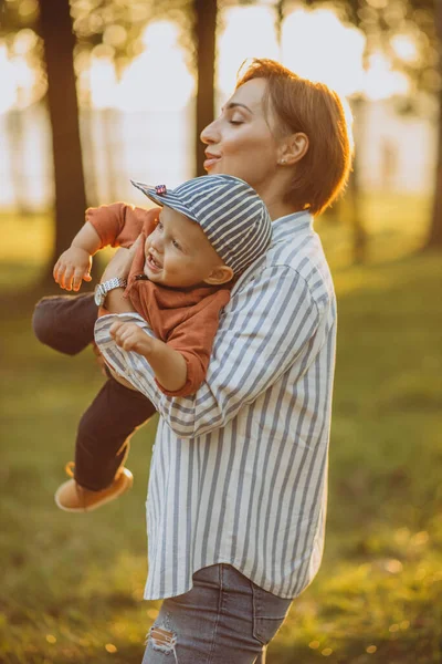 Mutter Mit Ihrem Kleinen Sohn Herbstlichen Park — Stockfoto