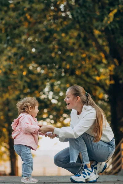 Mutter Mit Baby Herbstlichen Park — Stockfoto