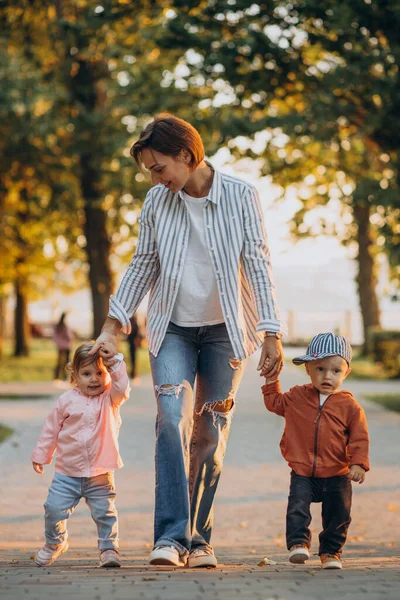 Mutter Mit Ihrem Kleinen Sohn Und Ihrer Tochter Herbstlichen Park — Stockfoto