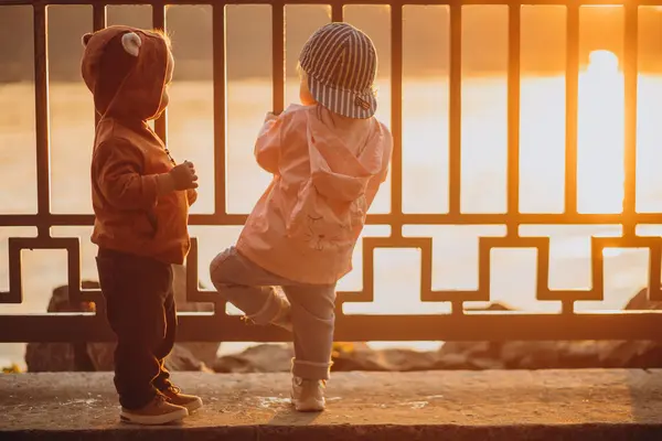 Netter Kleiner Junge Und Mädchen Zusammen Herbstlichen Park — Stockfoto