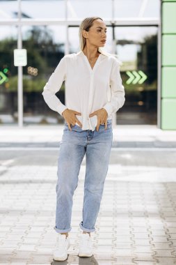 Ofis binasının önünde duran genç kadın.