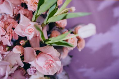 Gül ve yeşil yapraklı güzel düğün buketi