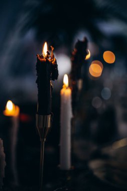 Doğum günü partisinde mumlar bir yerlerde yanıyor.