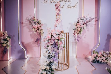 Düğün pastası düğün töreninde çiçeklerle süslenmiş.