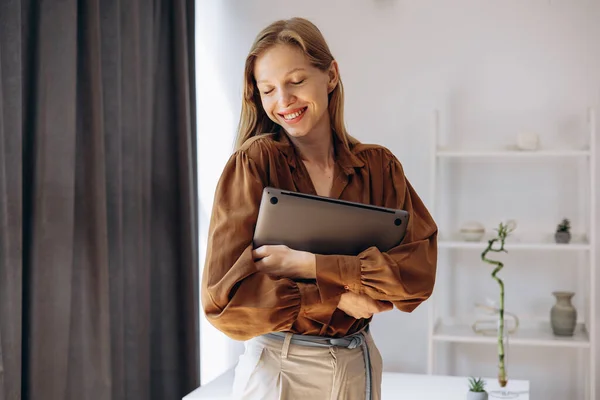 Bizneswoman Stojąca Przy Biurku Laptopem Biurze — Zdjęcie stockowe