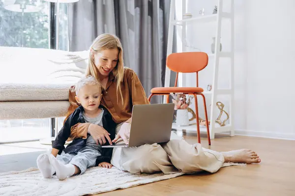 Matka Jej Syn Używają Laptopa Razem Domu — Zdjęcie stockowe