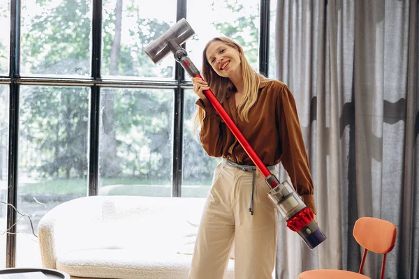 Vrouw Doet Huiswerk Het Gebruik Van Draadloze Stofzuiger — Stockfoto