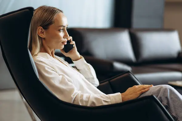 Mujer Negocios Sentada Silla Oficina Hablando Por Teléfono — Foto de Stock