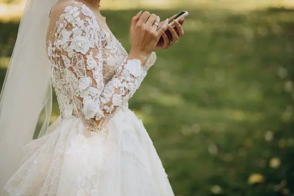 Noiva Vestido Noiva Digitação Seu Telefone — Fotografia de Stock
