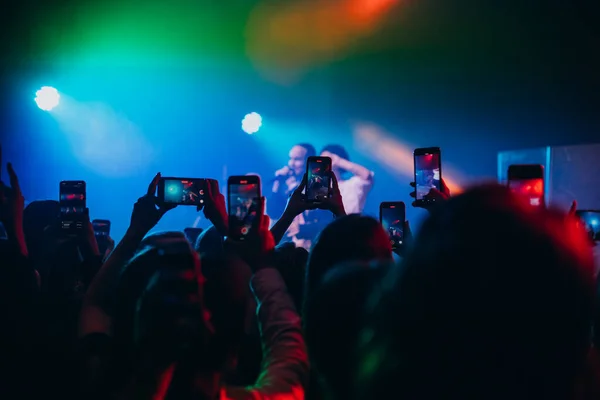 Mensen Clubben Dansen Bij Voorstelling Maken Video Hun Telefoon — Stockfoto