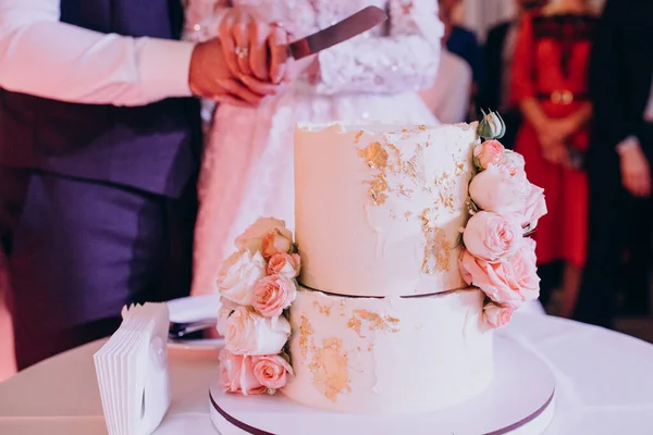 Düğün Pastası Kesen Çift — Stok fotoğraf