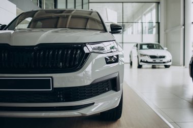 Araba galerisinde arabalar.