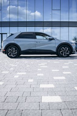 Ofis arkaplanı tarafından izole edilmiş elektrikli araba.