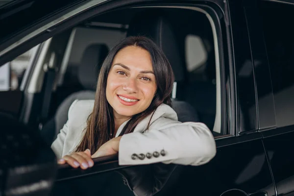 Araba Galerisinde Yeni Arabasında Oturan Bir Kadın — Stok fotoğraf