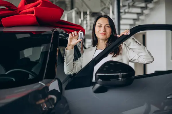 Mulher Segurando Chaves Por Seu Carro Novo — Fotografia de Stock
