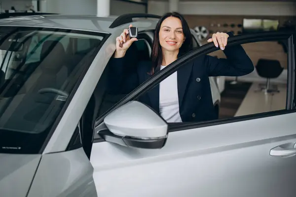 Araba Galerisindeki Kadın Arabanın Anahtarlarını Tutuyor Arabanın Yanında Duruyor — Stok fotoğraf