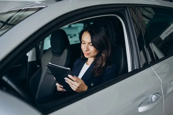 Donna Affari Seduta Nella Sua Nuova Auto Con Tablet — Foto Stock