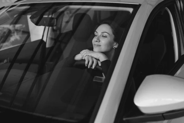 Zakelijke Vrouw Zit Haar Nieuwe Auto — Stockfoto