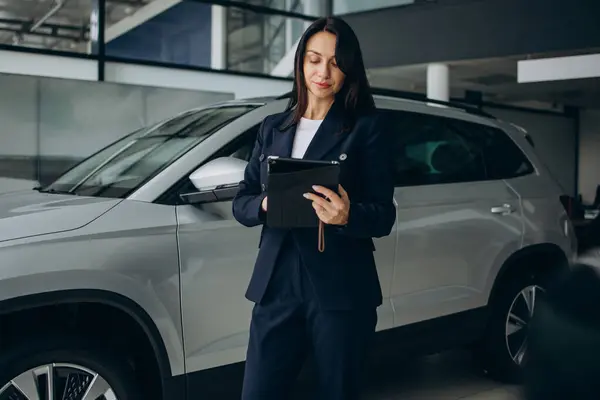 Vrouw Met Tablet Het Kiezen Van Een Auto Showroom — Stockfoto