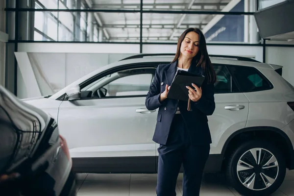 Woman Using Tablet Choosing Car Car Showroom — Stock Photo, Image