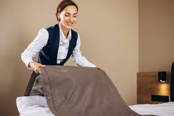 Kvinnlig Hushållerska Förbereder Sängkläder Hotellrummet — Stockfoto