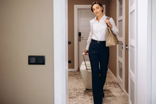 Geschäftsfrau Betritt Hotelzimmer Mit Gepäck — Stockfoto