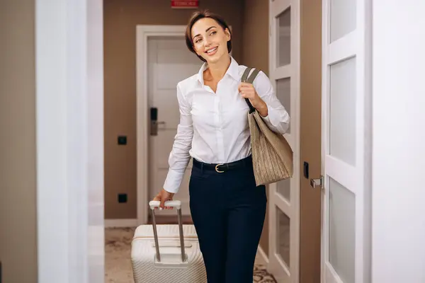 Geschäftsfrau Betritt Hotelzimmer Mit Gepäck — Stockfoto
