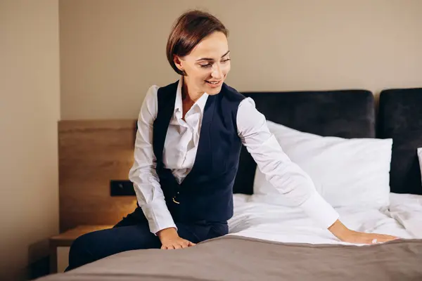 Haushälterin Bereitet Bettwäsche Hotelzimmer Vor — Stockfoto