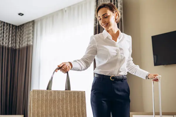 Affärskvinna Väg Hotellrummet Med Bagage — Stockfoto