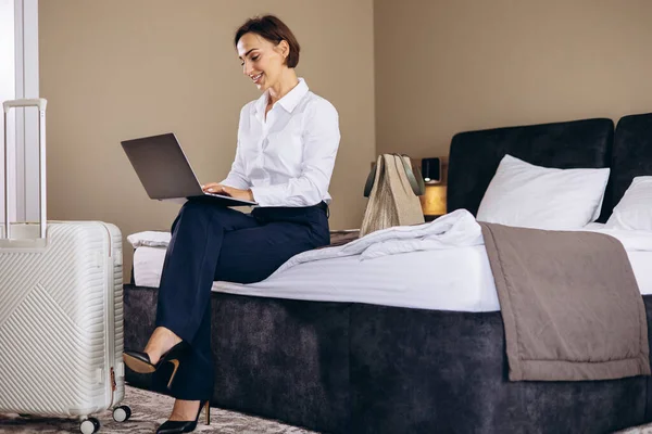 Geschäftsfrau Arbeitet Vom Hotelzimmer Aus Laptop — Stockfoto