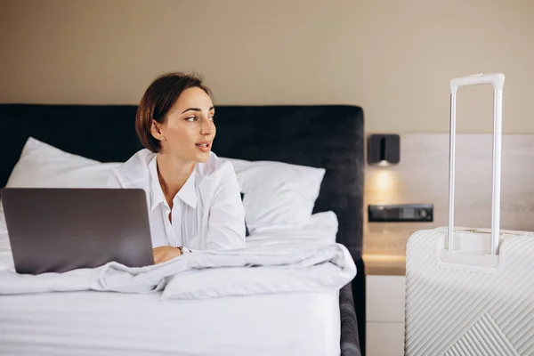Geschäftsfrau Liegt Bett Und Arbeitet Hotelzimmer Computer — Stockfoto
