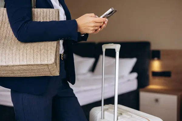 Geschäftsfrau Hotelzimmer Telefoniert Und Trägt Gepäck — Stockfoto
