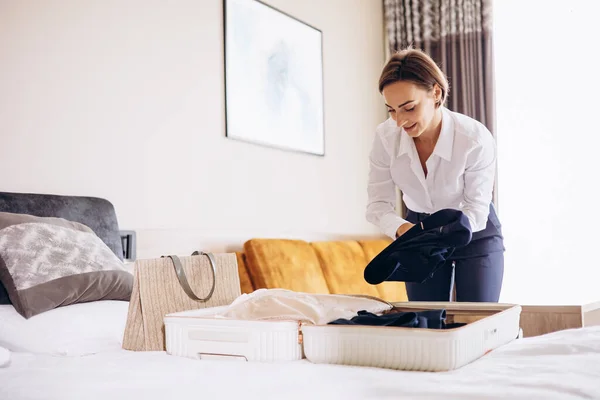 Business Woman Packing Bag Her Hotel Room — Stock Photo, Image