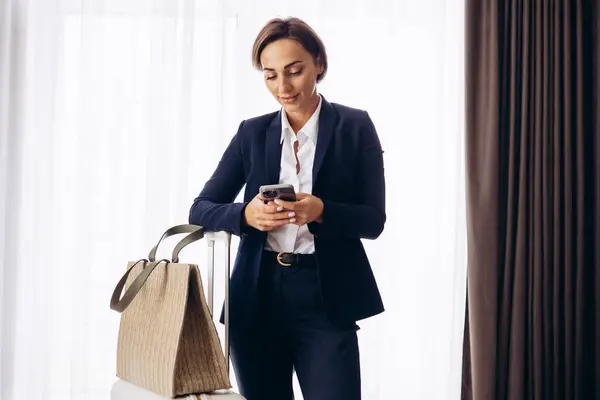 Geschäftsfrau Hotelzimmer Telefoniert Und Trägt Gepäck — Stockfoto