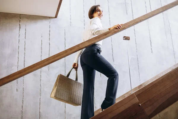 Επιχειρηματίας Περπατώντας Τις Σκάλες Του Ξενοδοχείου Στο Δωμάτιό Της — Φωτογραφία Αρχείου